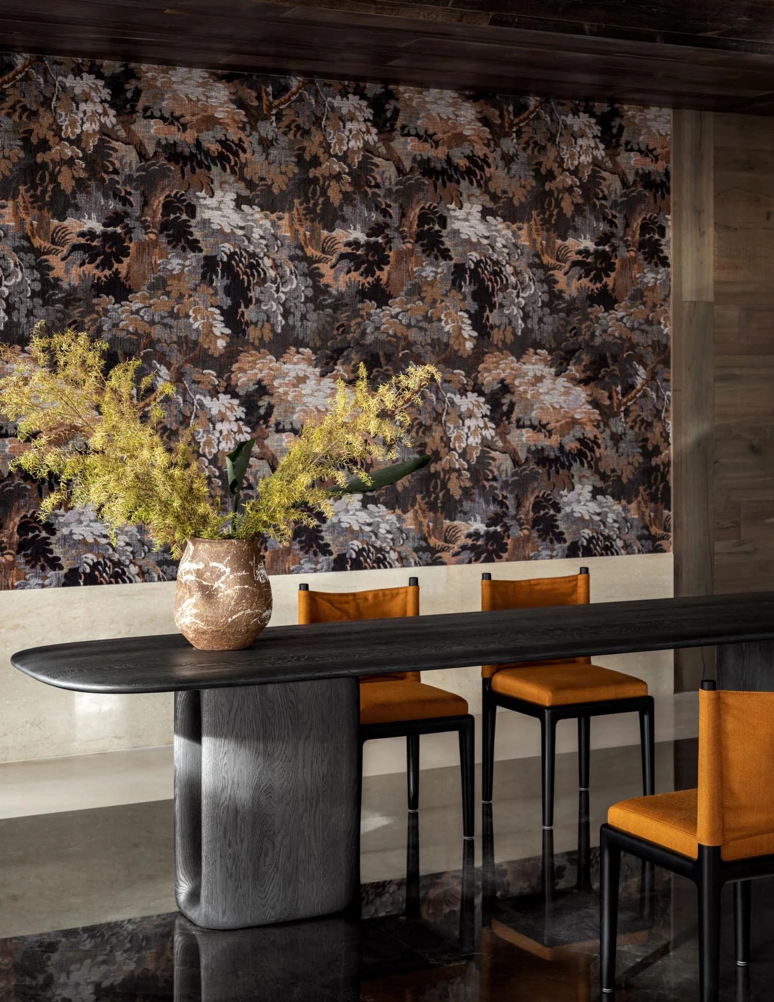 Lange tafel met hoge stoelen voor donker bloemenbehang van Arte