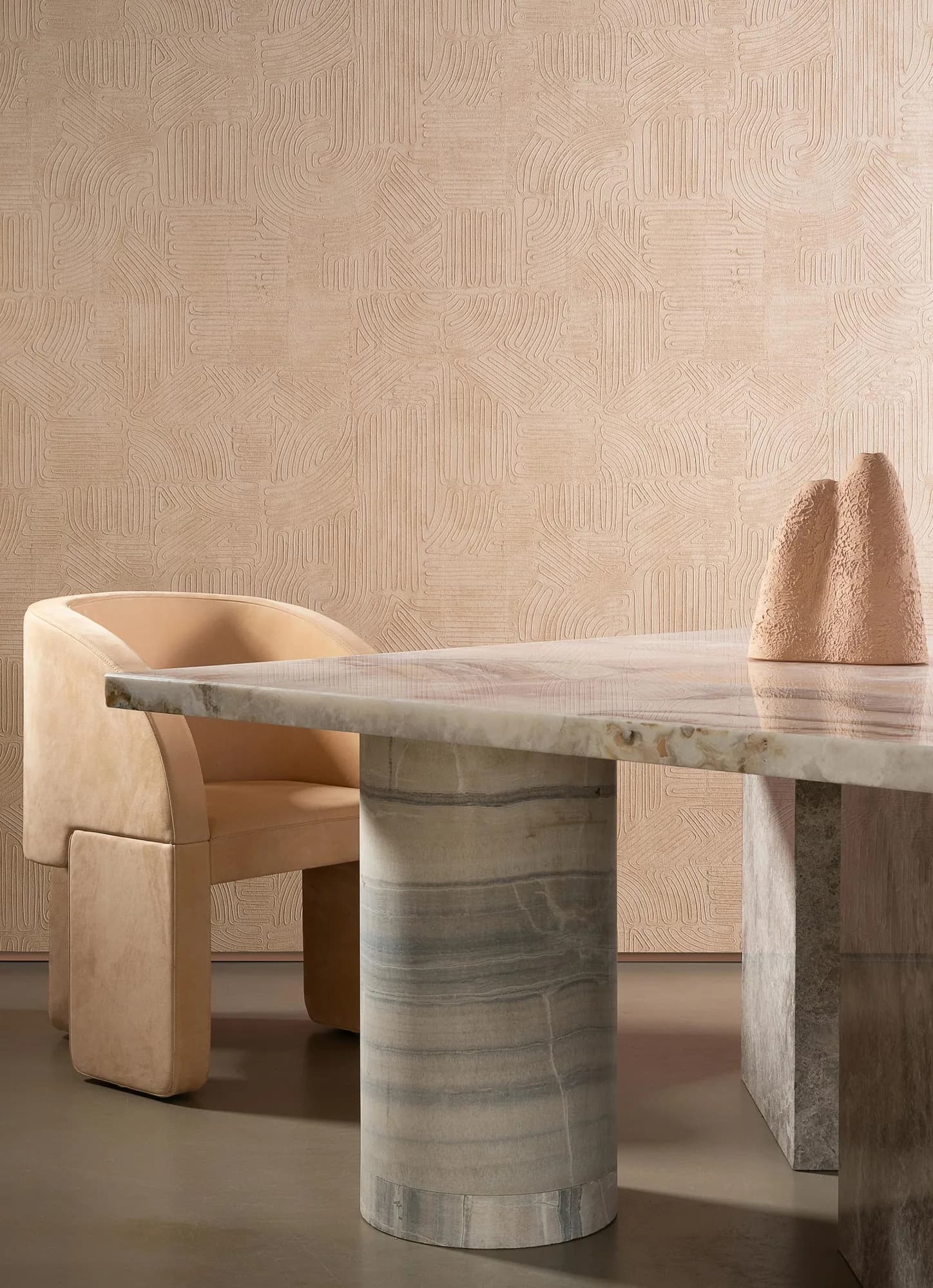 Tafel met marmeren poot voor licht structuurbehang van Arte