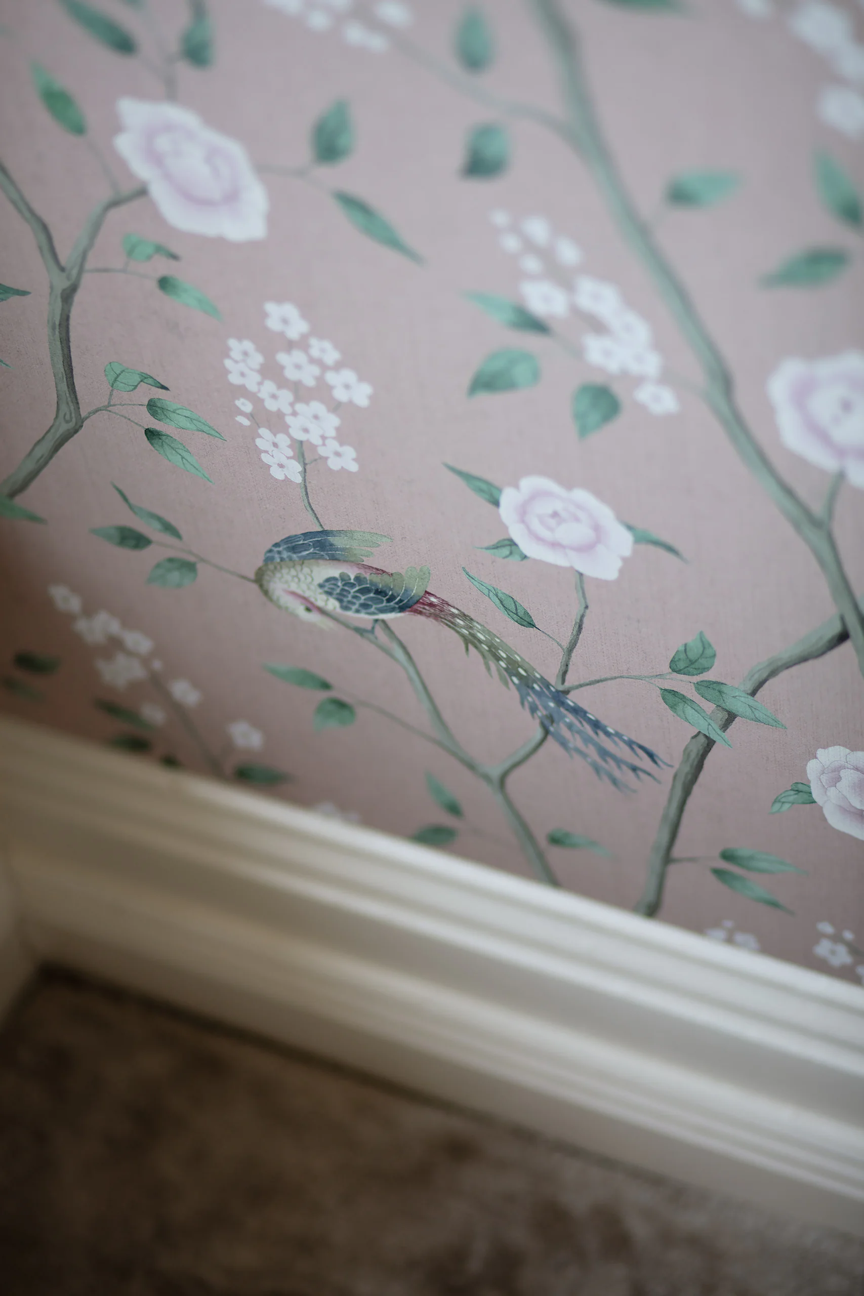 Detail van behang met vogel en bloesem