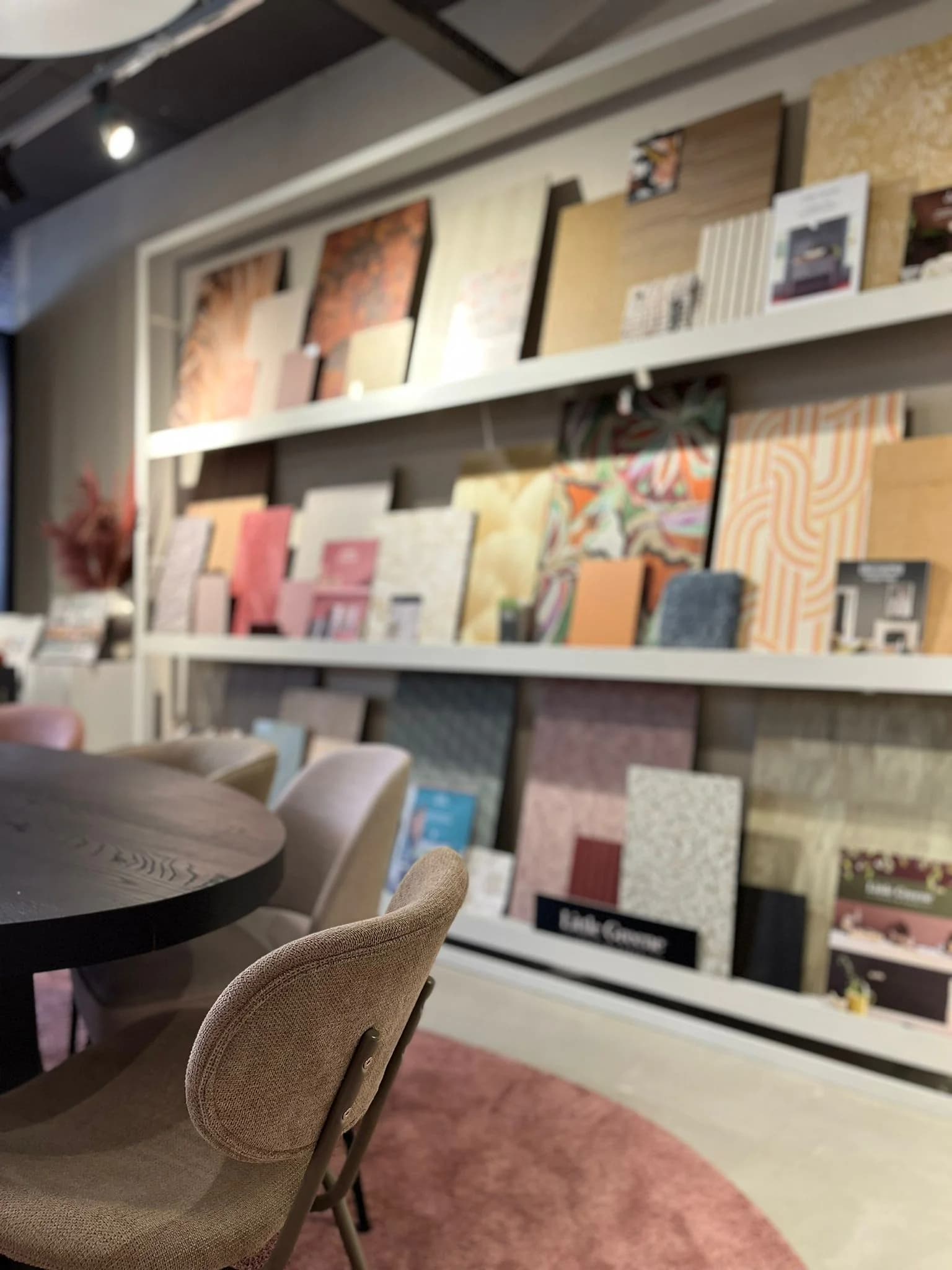 Wand met behangstalen in de winkel