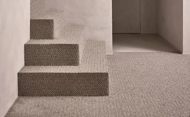Trap volledig bekleed met tapijt, doorlopend in dezelfde vloerbedekking