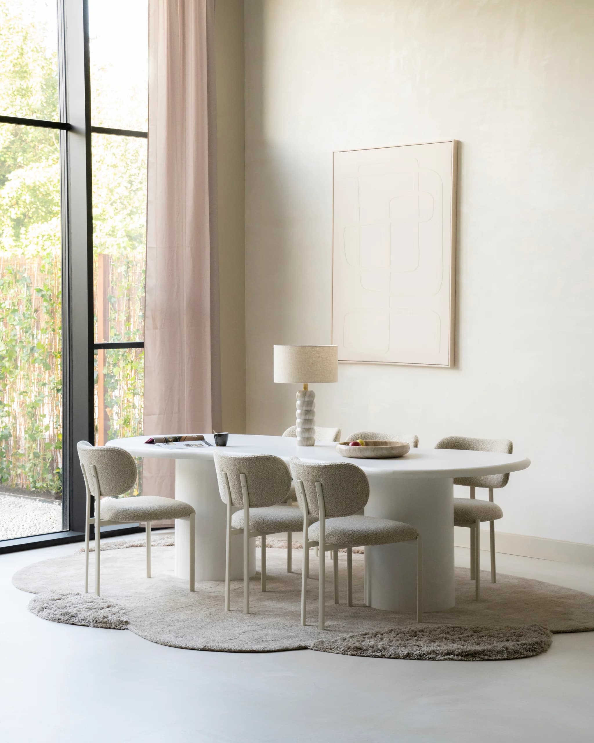 Witte organische eettafel met lichte gestoffeerde stoelen