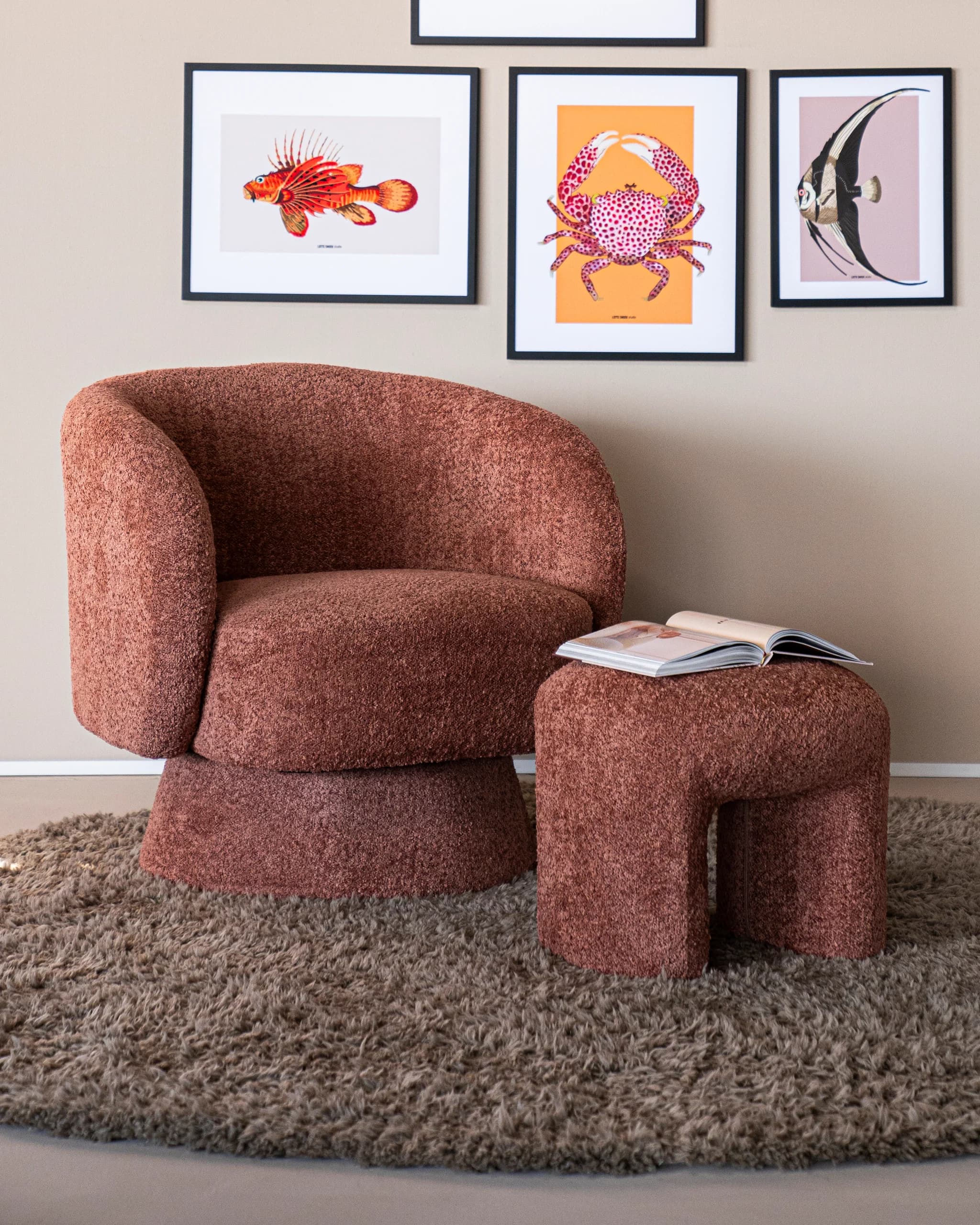 Terracotta fauteuil met bijpassende hocker op een hoogpolig vloerkleed
