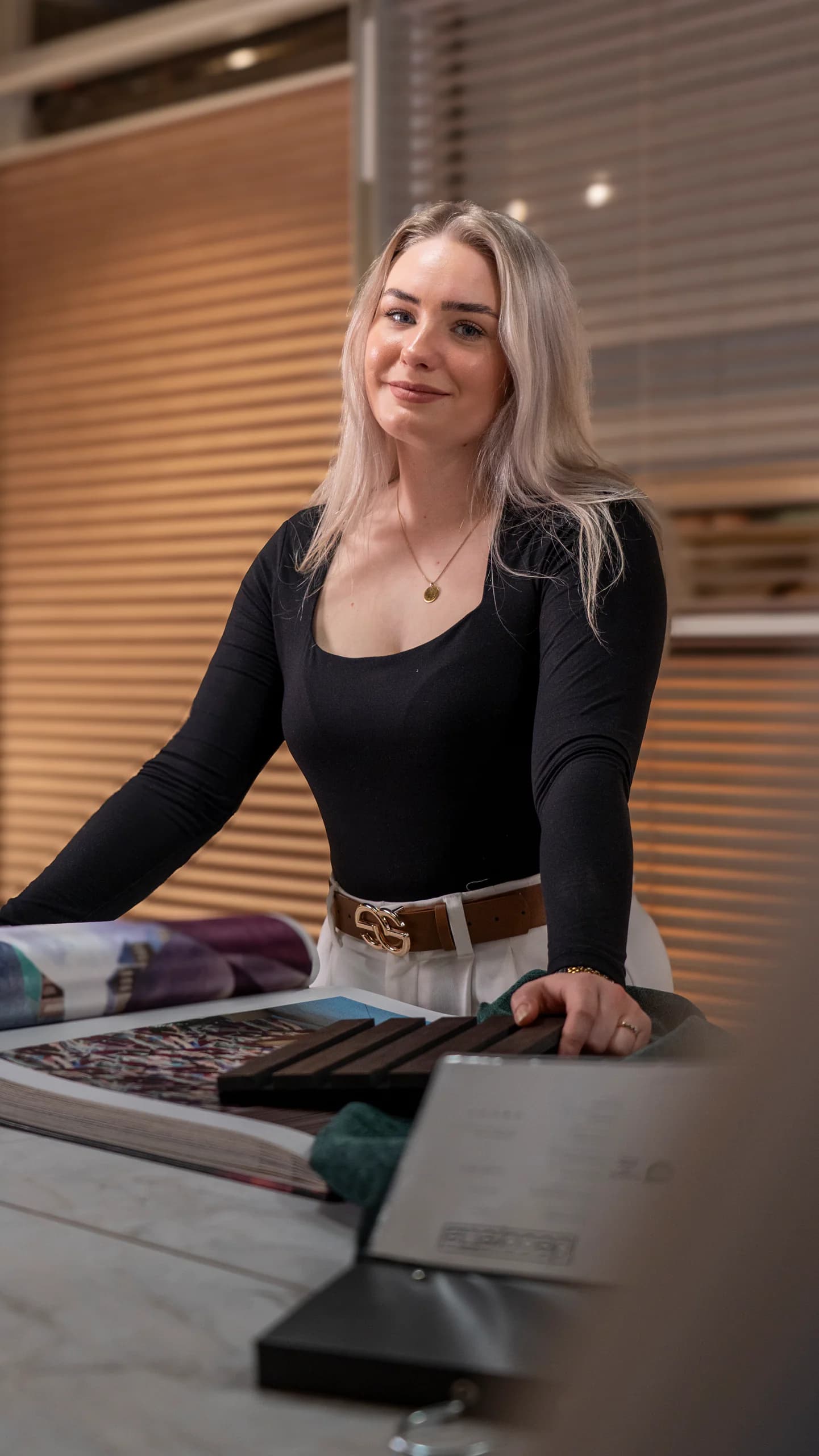 Kirsten aan de stalentafel in de winkel