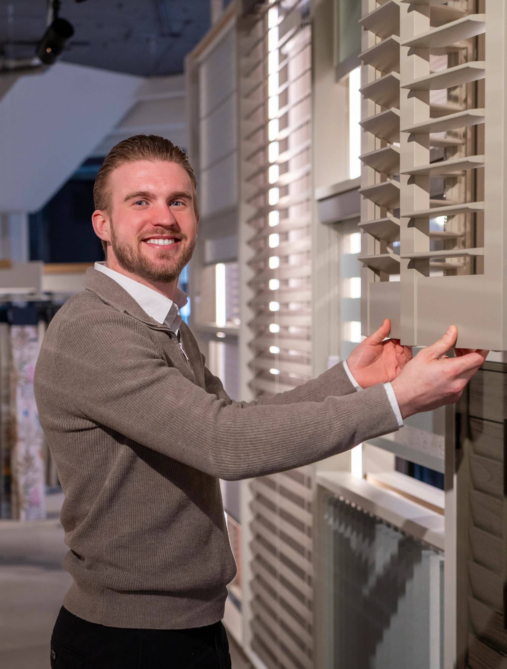 Thomas bij de shutters in de winkel