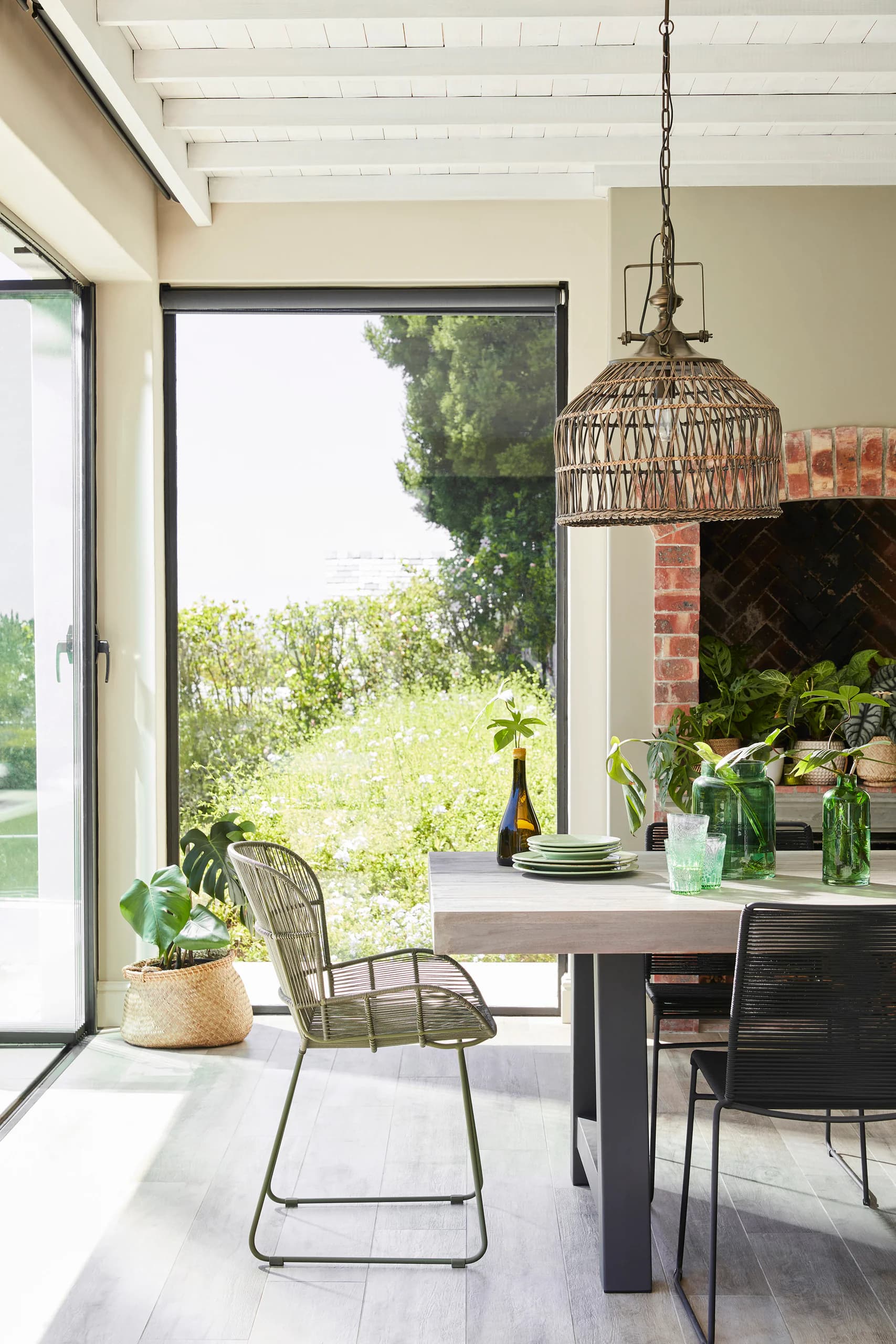 Overdekt terras met eettafel en open haard (Flint, Green Stone)