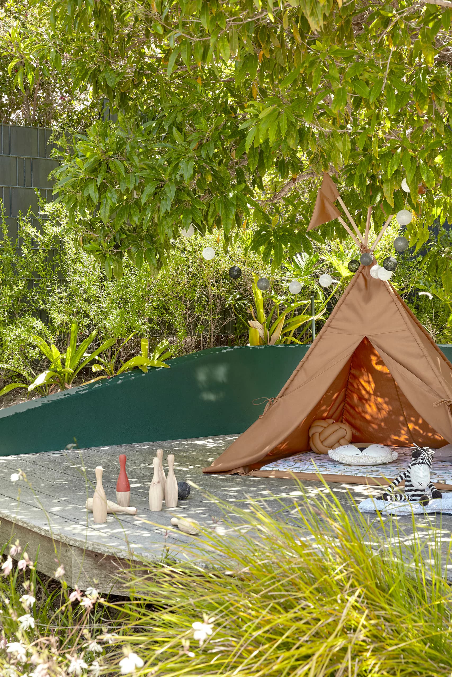 Terras met een diepgroen geverfde muur in Little Greene Goblin