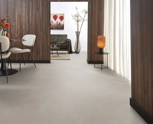 Grijze pvc-vloer in betonlook van Ambiant in een open ruimte met houten wanden