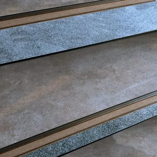 Traptreden bekleed door Ambiant met antislipprofielen op de neuzen, van dichtbij