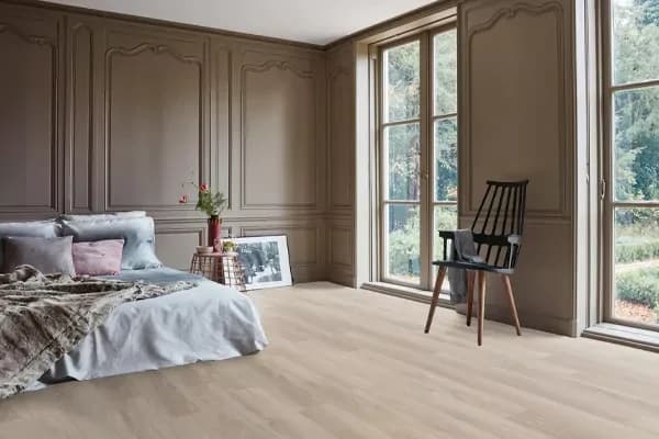 Slaapkamer met klassieke wandpanelen, hoge ramen en laminaat in licht eiken