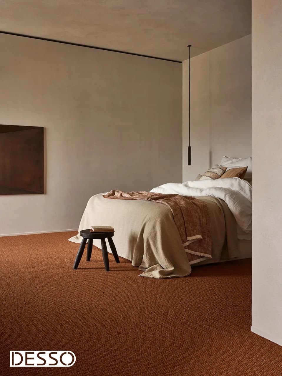 Lichte slaapkamer met terracotta tapijt van Desso