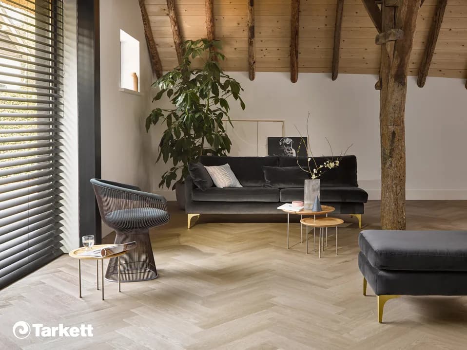 Woonkamer onder houten balken met een pvc-visgraatvloer van Tarkett
