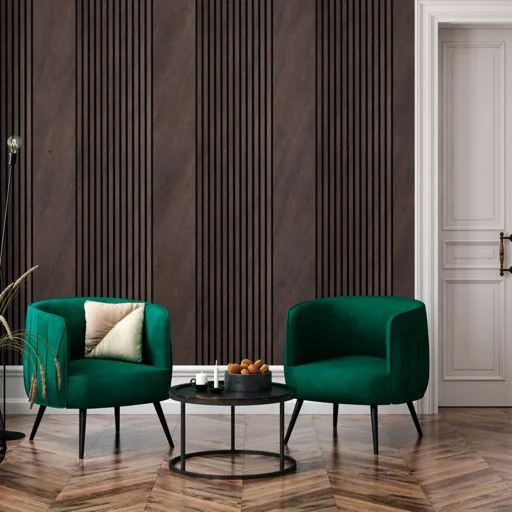 Donkere houten wandpanelen van Ambiant achter twee groene fauteuils