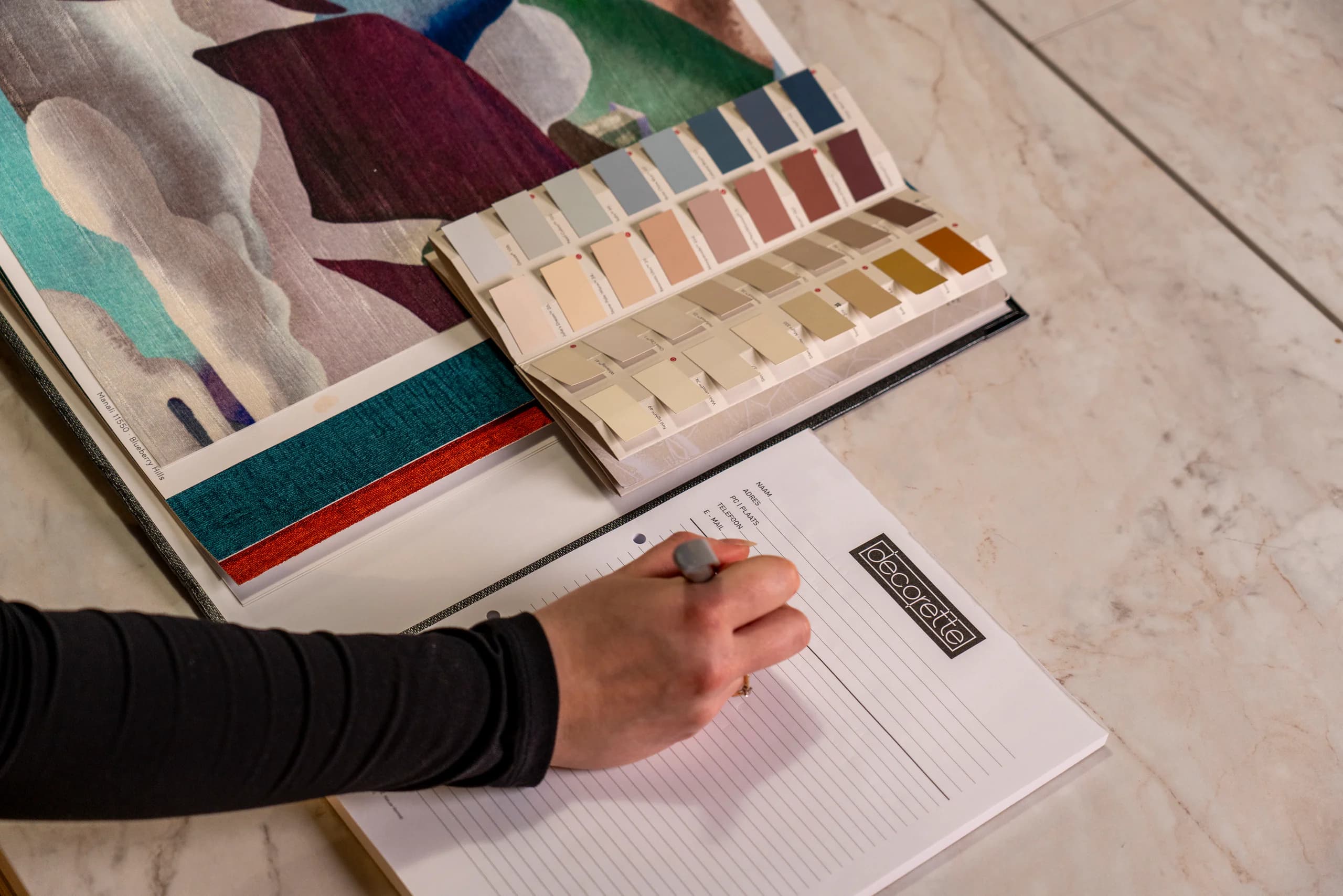 Kleurenwaaier van Little Greene en notities op de ontwerptafel